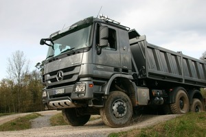  v.l.n.r.: Reifen im gemischten Baustelleneinsatz – hier ein Mercedes-Benz Actros mit einem HSC1von Continental – müssen auf der Straße und im Gelände effizient seinDank einer speziellen kerbzähen Gummimischung ist der Roll-widerstand des Firestone SAT 3000 Plus von Bridgestone um 10 Prozent geringerer und die Laufleistung um 5 Prozent höherDie Dichtungsmasse der Dura-seal-Technologie verschließt Durchstiche bis 6 mm 