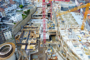  Der gesamte Baukörper schmiegt sich mit seinen geschwungenen Formen an die Straßenzüge der Aachener Altstadt an. Lagerplatz: Fehlanzeige.  