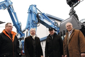  2 Zufriedene Partner bei der Übergabe (v.l.) Michael Kuchenbecker, Bausetra-Vertriebsleiter Baumaschinen, Frank Bastuck, Geschäftsführer Kiesel &amp; Co.; Jürgen Bender, Geschäftsführer Gottlieb Tesch Bauunternehmen GmbH und Günter Neuendorf, Geschäftsführer Bausetra 