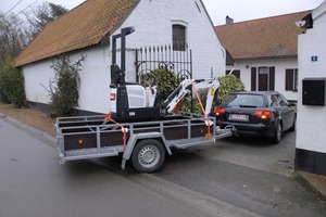  Ein wichtiger Vorteil aller Mikrobagger ist der problemlose, schnelle und bequeme Transport, hier ein Bobcat E08 auf einem Pkw-EinachsanhängerFoto: Bobcat 