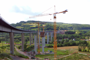  Noch während die Brückenpfeiler in die Höhe wachsen, beginnt am Widerlager Süd die Montage des Stahlunterbaus. 