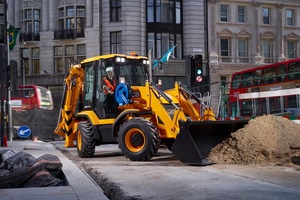  Der universell einsetzbare Baggerlader JCB 3CX ist klein und wendig. 