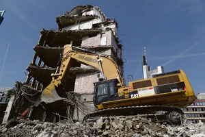  Abbruch: Abgebrochen werden müssen ein mehrgeschossiger Gebäudekomplex sowie drei Kellerräume bis zur Unterkante Fundament bis Frühjahr 2012. Sind die Kellergeschosse rückgebaut, werden sie mit mineralischer Bausubstanz aufgefüllt, um Großgeräte einsetzen zu können, wie etwa einen neuen Cat Kettenbagger vom Typ 390DLME mit rund 94 Tonnen Einsatzgewicht 