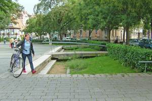  Öffentlicher Platz in Strasbourg-Krumenau. Verkehrsfläche ohne Kraftfahrzeugbetrieb mit linienförmiger Versickerungsmulde, ohne zusätzliche Behandlung des abfließenden Regenwassers 