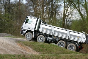  v.l.n.r.: Dank des Anfahr-Assistenten ist das Anfahren am Hang auch mit voll beladenem Lkw kein ProblemAuch ohne Allrad leistet der 8x4 beachtliches im GeländeUnser Testfahrzeug: Ein Actros Bau 4146 8x4, der BlueTec-Motor liefert 465 PS und 2200 Nm 