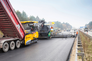  Auf dem Berliner Ring wird erstmals mit einer Hochverdichtungsbohle auf 15,50 m Breite eingebaut. Im Einsatz: Vögele PowerFeeder MT 3000-2i Offset und Super 3000-2 mit starrer Bohle SB 300 TP1. 