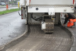  Mit dem einzelnen Raupenfahrwerk anstelle der üblichen zwei durchfährt die 30 t schwere Roadtec RX-700 von Thoma auch enge Kurvenradien in der Fräsbahn sicher und ohne KippgefahrFoto: Thoma Werksvertretungen 