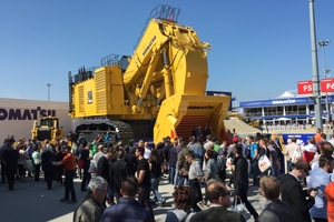  Der größte Bagger der Welt stammt von Komatsu. Die gewaltige Schaufen faßt 36 m³.  