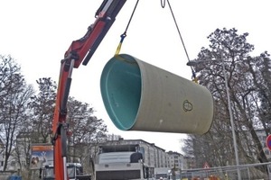  Dank ihres geringen Metergewichtes lassen sich die GFK-Wickelrohre auf der Baustelle problemlos per Fahrzeug-Ladekran bewegen 