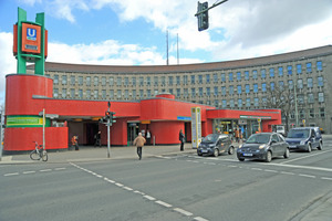  Bereits Ende der 60er Jahre wurde der U-Bahnhof Fehrbelliner Platz grundlegend umgebaut. Aus dieser Zeit stammt auch das neue StilEingangsgebäude im Stil der Pop-Art 