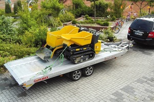  Bereits mit einem Pkw-Anhänger lässt sich bestens eine kleine Transportflotte zur Baustelle bringen, hier mit je einem Selbstlade- und Hochkippdumper von Gehl.Foto: Geh 