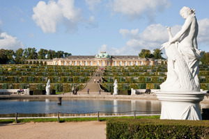  Sanssouci in Potsdam ist ein prächtiges Hohenzollernschloss und UNESCO-Weltkulturerbe, und liegt inmitten einer weitläufigen Parklandschaft 