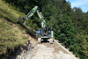  Bagger Hitachi ZX135 mit Maschinen-Target zur Positionsbestimmung mit Tachymeter. Es ist sehr schön, die Neigung des Hanges (38°) und die eingeschränkte Bewegungsfreiheit der Maschine zu sehen. 