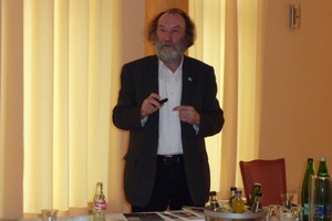  Professor Rolf Kuhn bei seinem Festvortrag 