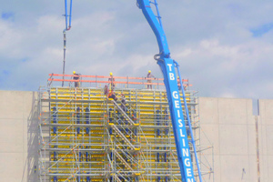  Die 13,15 m hohe mittige Brandwand wird in 12,00 m-Takten jeweils in einem Guss auf Lücke betoniert. (Foto: Schief) 