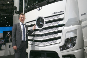  Alexander Hosp, Produktmanager bei Mercedes-Benz Trucks, erläuterte auf der IAA Details zu den neuen „Road Efficiency“-Technologien.  