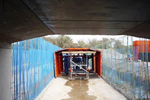  Box-Culvert: Nach dem Aushärten des Betons wird der Wagen einfach weitergefahren, um die Schalung zu reinigen. Sobald ein neuer Takt eingeschalt werden soll, rollt der Wagen einfach wieder heran 