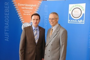  Dr.-Ing. Helmuth Friede (re.) übergibt die Geschäftsführung der Gütegemeinschaft Kanalbau an Dr.-Ing. Marco KünsterFoto: Güteschutz Kanalbau 