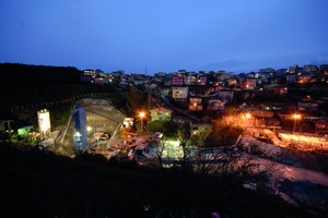  links: Startschacht (links) und Tübbingfertigung (rechts) im Stadtteil Sariyer im europäischen Teil Istanbuls rechts: Erfolgreicher Stollendurchschlag am 13. April 2009 auf der asiatischen Seite Istanbuls Fotos: Herrenknecht AG 