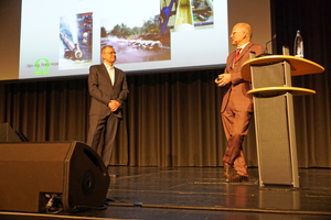  Franz Hoppe (r.) und Prof. Dr.-Ing. Volker Wagner, Europaingenieur und Sachverständiger beim Deutschen Institut für Bautechnik (DIBt), moderierten Vortragsblöcke und Außenvorführungen beim 15. Deutschen Schlauchlinertag. 