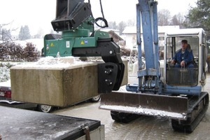  Dank Greifwerkzeugen wie dem Steingreif S1000 von Hunklinger, hier mit Gummibacken für sicheren Halt, entladen Bagger große Steine und Betonblöcke und bauen sie präzise einFoto: Hunklinger 