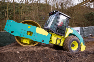  Auf lockeren Böden und bei Steigungen spielt der neue Walzenzug ARS 200 von Ammann seine Stärken voll aus.  