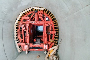  v.l.n.r.:  Bei Tunnelwänden – hier der Tunnelschalwagen in der Perschling-Tunnelkette (Österreich) – wird per Außen-rüttler verdichtet. Die betonierte Tunnelwand zeigt’s: Richtig durchgeführt, verdichtet das Außenrütteln gleichmäßig und gut 