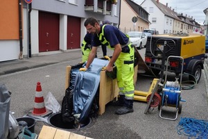  Einbau eines lichtaushärtenden GFK-Liners. 