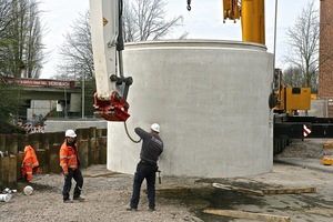  Die überdimensionalen Stahlbetonrohre konnten bei einer Durchfahrtshöhe von oft lediglich 4 m nur senkrecht zur Baustelle transportiert werden 