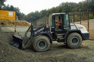  Der 14,4 t schwere Terex TL260 besitzt einen hydrostatischen Fahrantrieb mit selbsttätiger Optimierung von Zugkraft und Geschwindigkeit und ein automatisches VarioPower-GetriebeFoto: Terex  