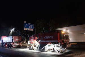  Macht zuverlässig Strecke: Wirtgen Großfräse W 210i. Dank präziser Fräsprozesse und Multiplex-Nivelliersystem sorgten die Fräsen für eine hohe Ebenheit der Fahrbahn – und ideale Voraussetzungen für den Dünnschichteinbau. 