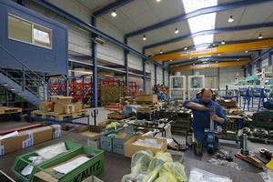  In der neuen Montagehalle der Kautz Vorrichtungsbau GmbH werden Hydraulikzylinder, Sondermaschinen, Reifenrecycling-anlagen und Zuckerhutanlagen montiert. Zwei Kräne können jeweils eine Last von circa 16 Tonnen tragen. Die Lagerhalle mit den für die Montage benötigten Teilen wurde direkt angebaut 