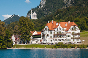  Das Museum der Bayerischen Könige am Fuße der Königsschlösser Neuschwanstein und Hohenschwangau; Foto: Markus Ebener (1) Quelle: Glanz &amp; Gloria. Eine Nominierung der Rigips Trophy’11, TrockenBau Akustik 7-8/2013, S. 10-13 