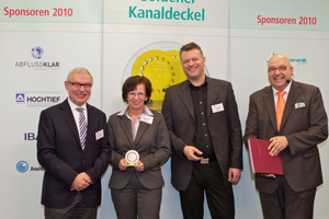  Freuen sich über den ersten Platz: Andrea Hollenberg und Lothar Dören, im Bild mit Hans-Josef Düwel (links) und Roland W. Waniek (rechts) 