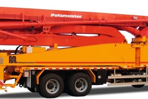  Als eine der Messeneuheiten zeigte Putzmeister auf der bauma 2010 den Verteilermast M 49-5 auf 4-Achs-Chassis 