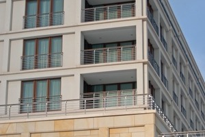  Im oberen Bereich des Hotels bestehen die Außenwände aus Ortbeton und Beton-Fertigteilen. Ein WDVS mit speziellen Mineraldämmplatten sorgt für die erforderliche Wärmedämmung 