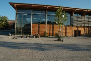  Die Bronzegruppe vor der Turnhalle vermittelt das Gemeinsame, das die ältere Generation mit den Kindern verbindetFoto: Betonwerk Pfenning GmbH 