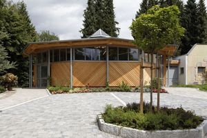  Das neue Reptilienhaus in achteckiger Stahl-/Holzkonstruktion mit modernen Materialien im Innen- und Außenbereich 