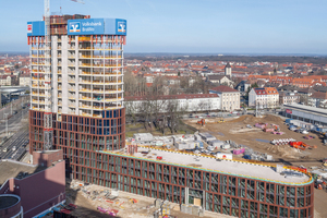  links: Die 20 Etagen des Hochhauses bieten zusammen mit dem 120 m langen Sockelbau Platz für etwa 1.000 Büro-Arbeitsplätze. 