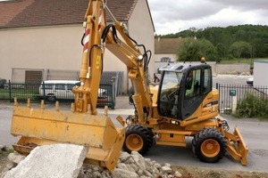  Wird statt des Löffels wie bei diesem Case WX125 eine 4-in-1-Schaufel montiert, kann der Bagger greifen, räumen und planieren, dosiert abschütten und wie mit einem Hochlöffel arbeiten.Foto: Case 