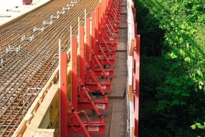  unten v.l.n.r.: Nach den Abbrucharbeiten wird die Schalungskonstruktion für die Herstellung der neuen Kappe auf der Bühne aufgebaut; Goldbachbrücke ÜberlingenDas Schließen der Konsolkonstruktion erfolgt – je nach Anforderung– lediglich mit Geländer oder wie hier mit kompletter Einhausung. Diese bietet maximalen Schutz für den unten laufenden Verkehr; Brücke Rheintalautobahn bei Dornbirn 