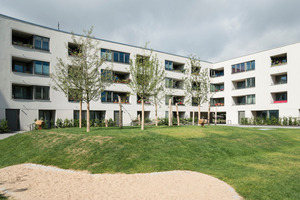  Im Erdgeschoss ermöglichen bodentiefe Fenster direkten Zugang zum begrünten Innenhof mit Spielmöglichkeiten für die Kinder. 