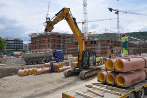  v.l.n.r.: Anlieferung Perfect Pipe DN 500 zur Großbaustelle Zollfreilager ZürichSichere Entladung der massiven Rohre durch zwei im Scheitel eingegossene KugelkopfankerErhöhung des Einbaufortschritts durch Perfect Pipe Steckverbindung anstatt VerschweißungBeton Müller lieferte neben dem Beton-Kunststoff-Verbundrohr Perfect Pipe auch die passenden Schachtbauteile 