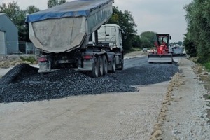  Die Überwachung des Einbaus der Tragschicht über einem Geogitter gehört zu den Arbeitsaufgaben von GEOScope 