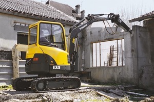  v.l.n.r.: Minibagger wie dieser Volvo ECR28 mit Kurzheck übernehmen auch im GaLaBau immer vielfältigere Aufgaben und benötigen dazu eine leistungsfähige HydraulikDer Terex TC25 verfügt über ein Auslegersystem für 2,7 m Grabtiefe, 2,8 m Überladehöhe und 4,7 m Reichweite, das wenig wiegt und hohe Stabilität aufweistAuch die Kleinsten wie der 1176 kg wiegende Bobcat E10 mit 7,4 kW Leistung können mit angebautem Hydraulikhammer bestens Abbrucharbeiten durchführen 