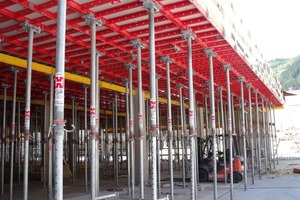  Zur zeitsparenden Herstellung der insgesamt ca. 11.000 m2 umfassenden Deckenflächen wird der innovative Topmax-Deckentisch eingesetzt 