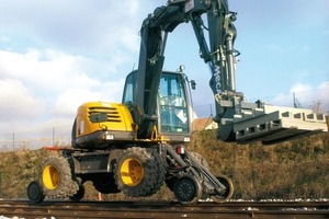  Mobilbagger wie der Mecalac 714ME reichen mit angebauter Palettengabel Lasten höher und weiter als GeländestaplerFoto: Ahlmann 