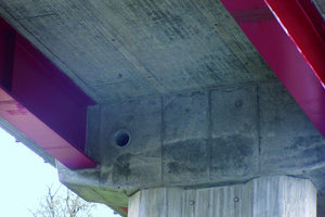  2 Die semi-integrale Bauweise verbindet Brückenpfeiler, Pfeilerkopf und Stahlkonstruktion in einer fugen- und lagerlosen Konstruktion 