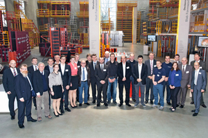  Alle Teilnehmer der Endausscheidung mit Fachjury in der Ausstellungshalle der Peri GmbH in Weißenhorn 