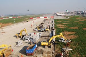  Die Erneuerung der Landebahnbeläge auf einer Gesamtlänge von 3 km war die schwierigste Phase bei der Modernisierung der Infrastruktur und Anlagen des Flughafens 